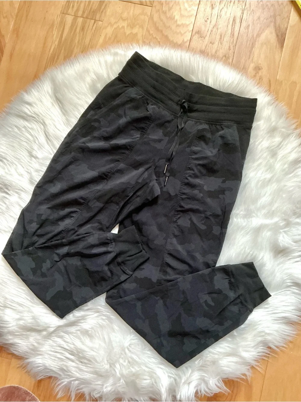 lululemon athletica Black Camo Jogger Pants Size 6